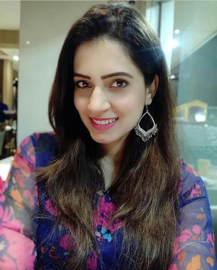 Sarita Mehendale Biography in Marathi (biography, wiki, actress, height, weight, age, boyfriend, family, education, life, career and more)