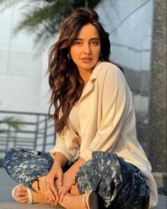 Read more about the article Neha Sharma Biography Birthday Age Wiki Husband 