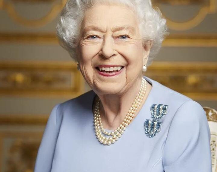 Queen Elizabeth II: Biography in Marathi